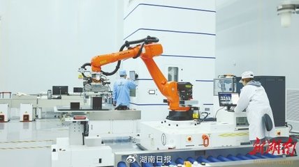 湖南賽德雷特衛星科技工廠內,工作人員對產品進行測試。通訊員 攝